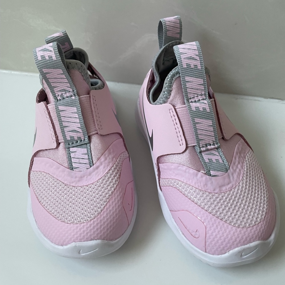 BRAND NEW NIKE FLEX RUNNER